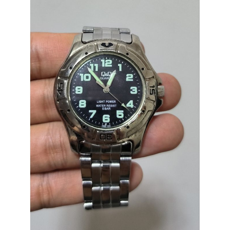 Đồng hồ Q&Q năng lượng ánh sáng