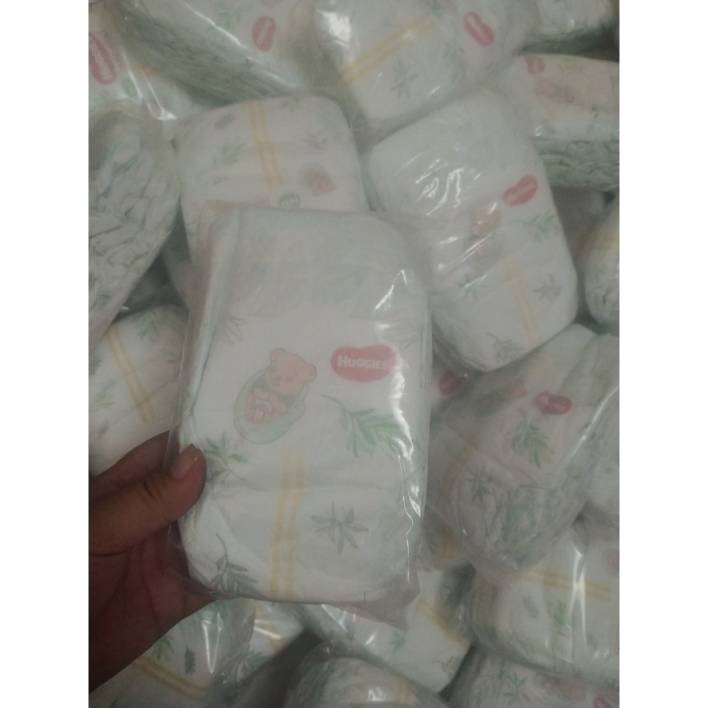 100 MIẾNG TÃ DÁN SƠ SINH HUGGIES TRÀM TRÀ