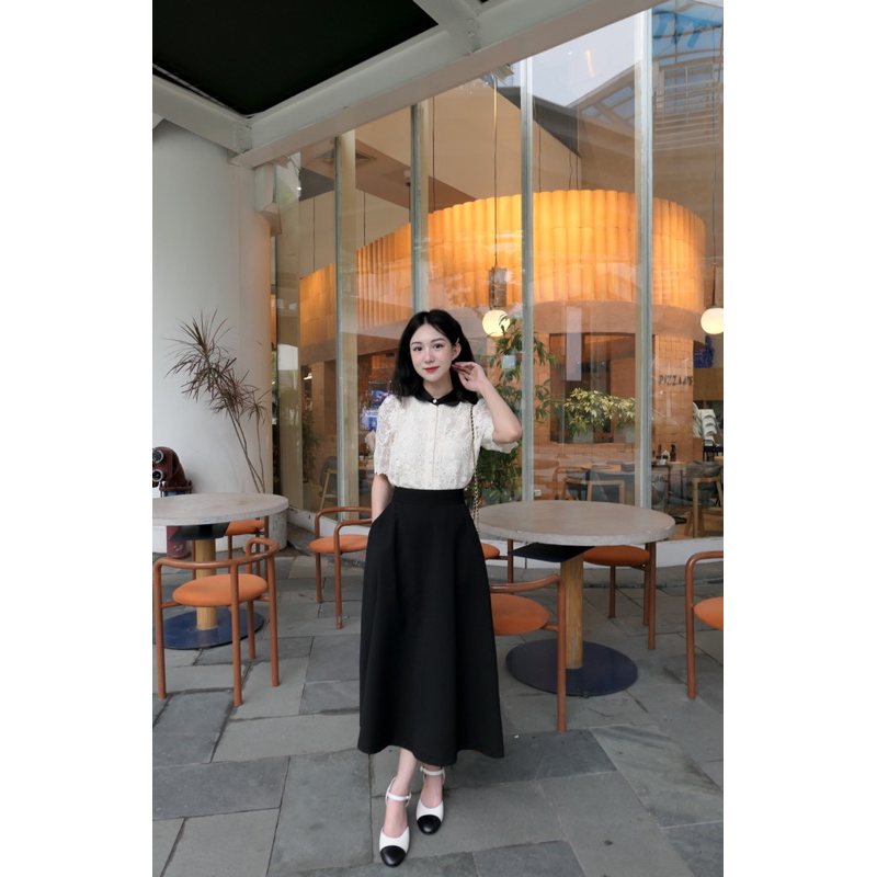 Chân váy đen dài sóng sánh by La Moneta