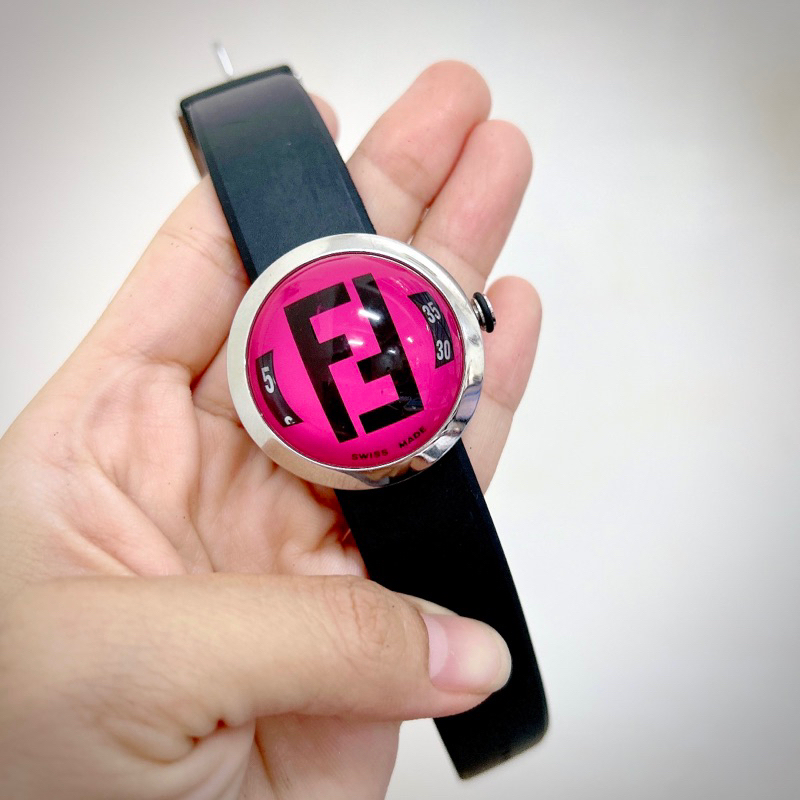 Đồng hồ nữ hiệu Fendi chính hãng - hàng đã qua sử dụng, kiểu dáng kính cầu lồi độc đáo
