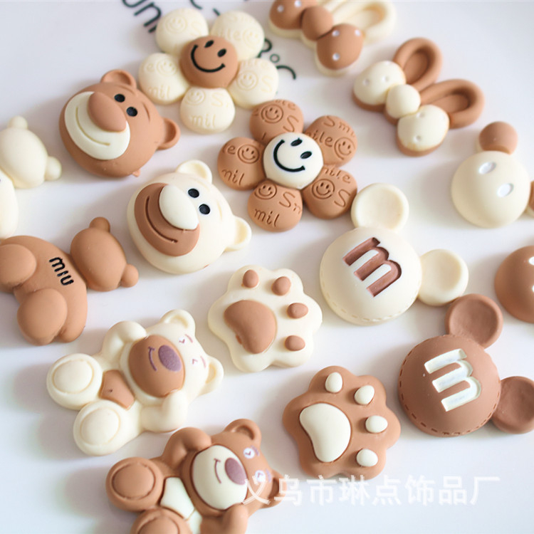 Sticker/jibbitz/Charm 3D gấu kem nâu, nơ, hoa có nút cài gắn dép cross cực kì dễ thương nhà Cá Sấu Béo