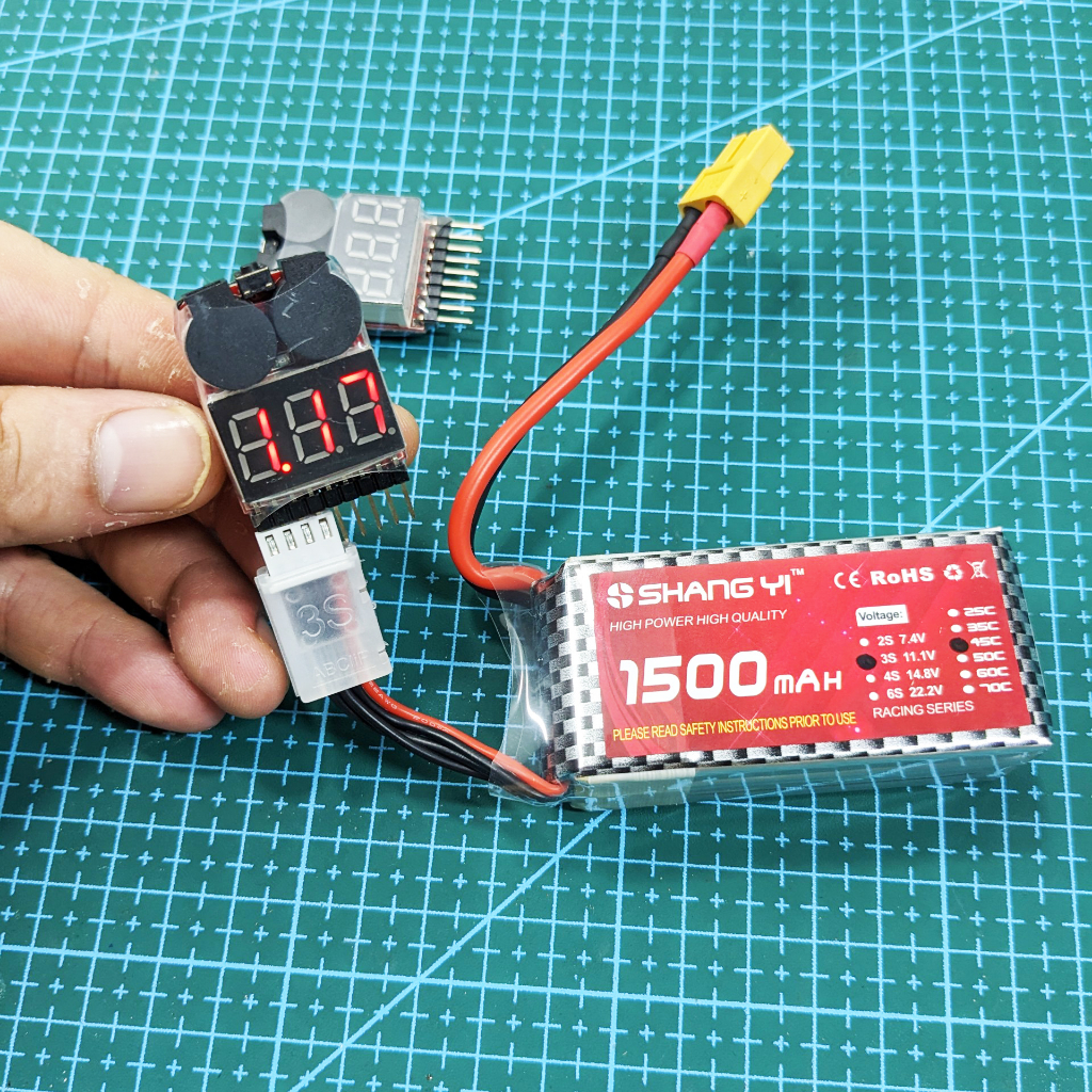 Đồng hồ báo pin Lipo 1s-8s. Hú còi báo hết pin. Hiển thị điện áp từng cell pin