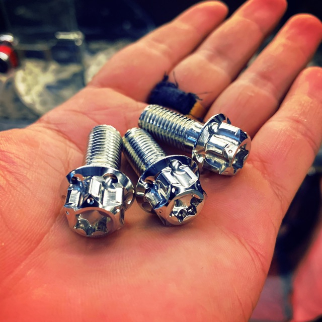 Ốc Salaya Inox 304 10li25 8li25 gắn pát heo dầu yamaha và honda và các vị trí cùng kích thước