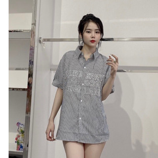 Áo sơ mi cộc tay sọc đen kèm chữ thêu