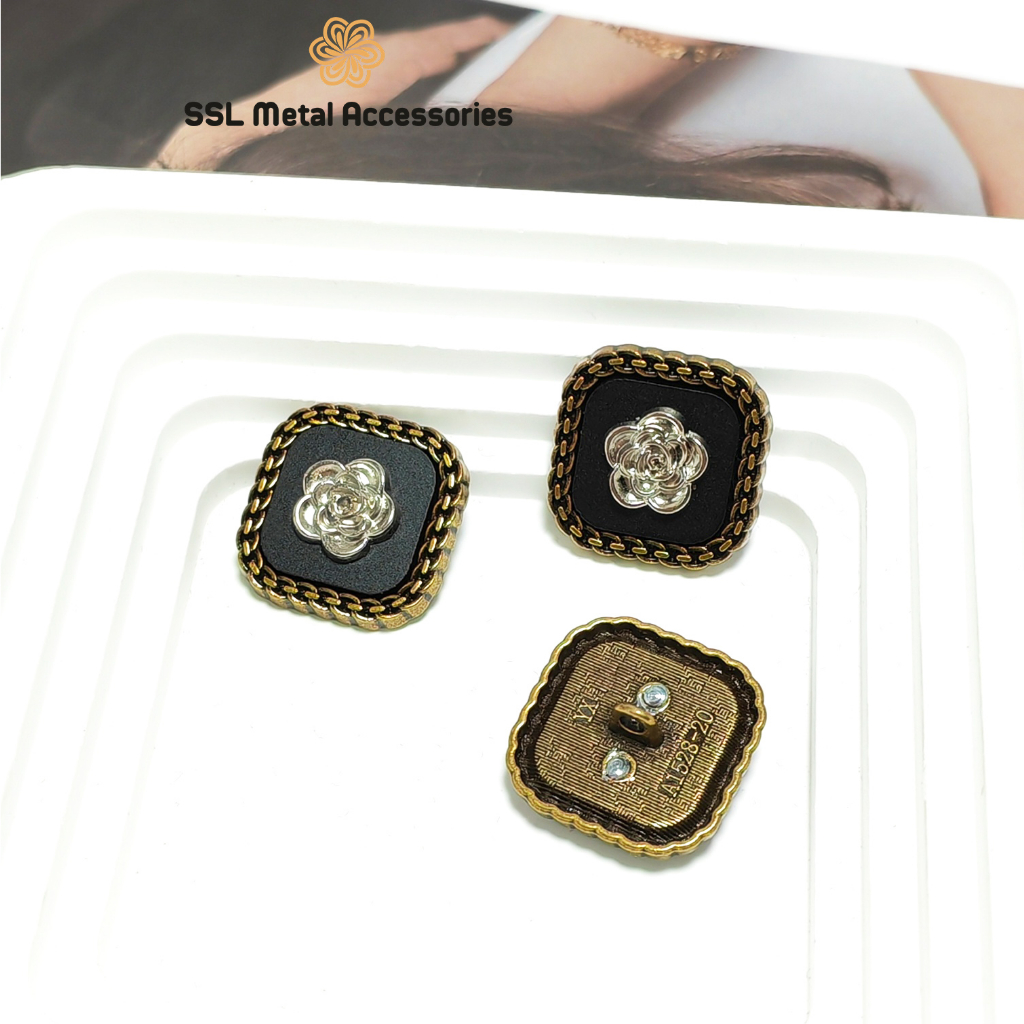 Cúc áo kim loại hình vuông có đính hoa hồng ở giữa phong cách vintage QQ-F95, 20mm