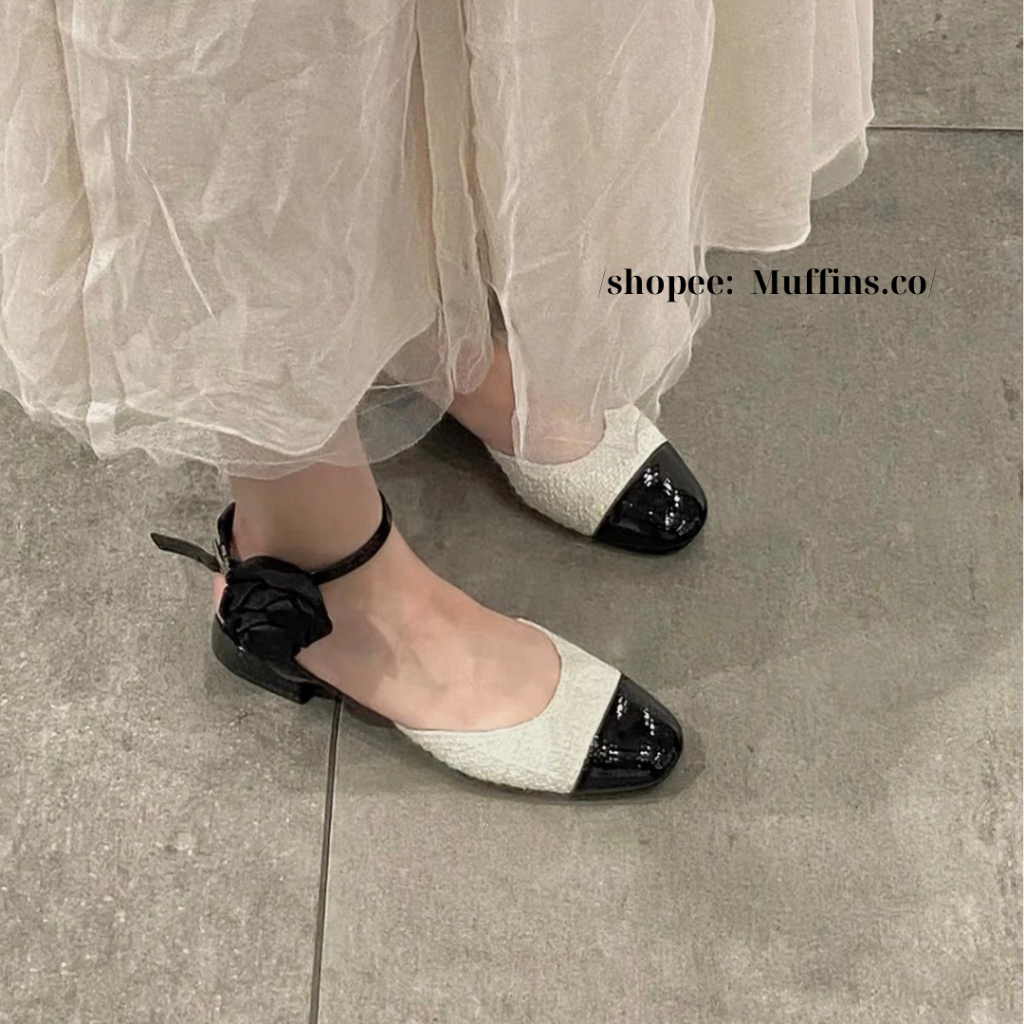 Giày bệt búp bê hở gót mũi tròn đính kèm hoa trà phong cách Pháp