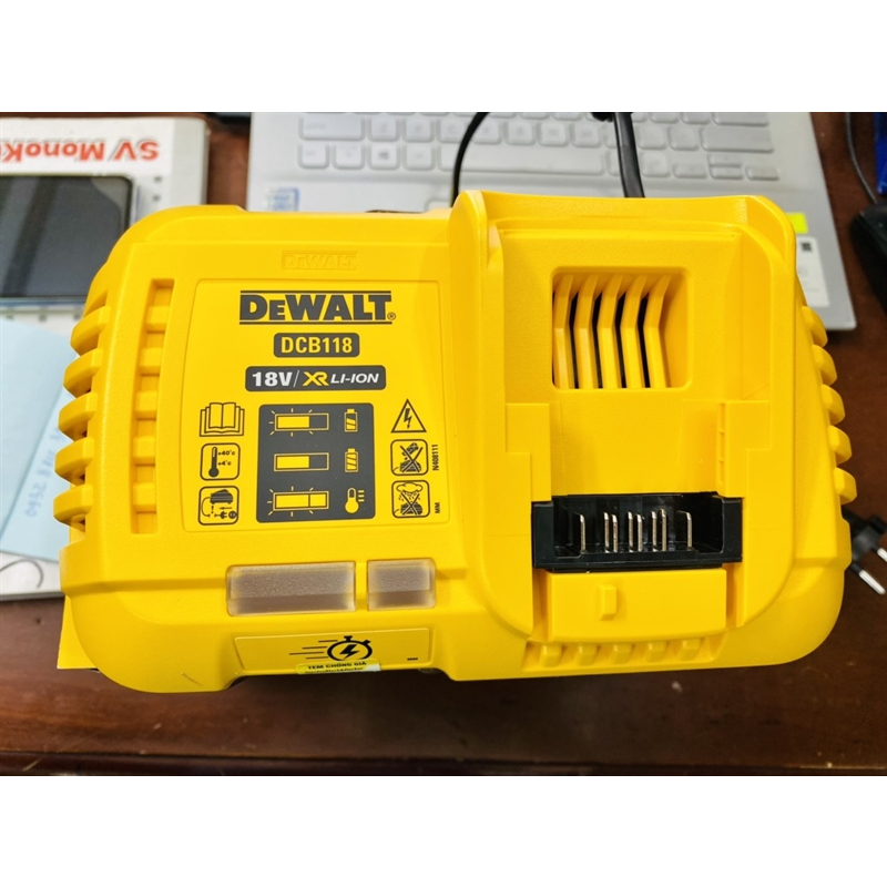 Đế sạc pin DEWALT DCB118-KR đa năng 18V/54V