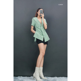 C2404 - áo cổ bẻ, tay ngắn, xẻ hông, sọc kiểu