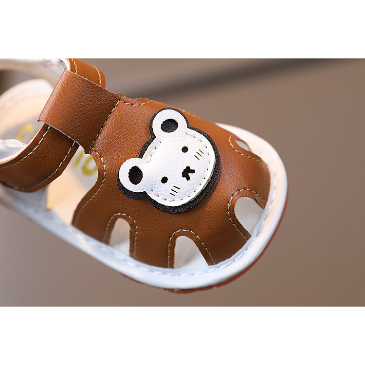 Dép sandal tập đi cho bé gái bé trai có kèn đế êm chống trơn chống trượt gắn hình Gấu kute