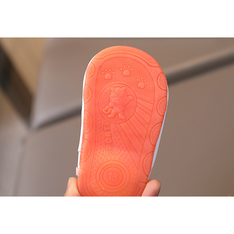 Dép sandal tập đi cho bé gái bé trai có kèn đế êm chống trơn chống trượt gắn hình Gấu kute