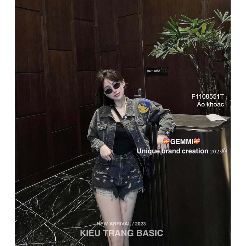 Áo khoác jean tay dài cổ bẻ in hình mặc cười túi hộp 2 bên