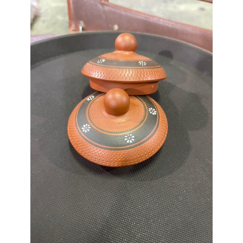 Nắp ấm đất  màu  nâu  hình  hoa  ban  hai  size to và  nhỏấm