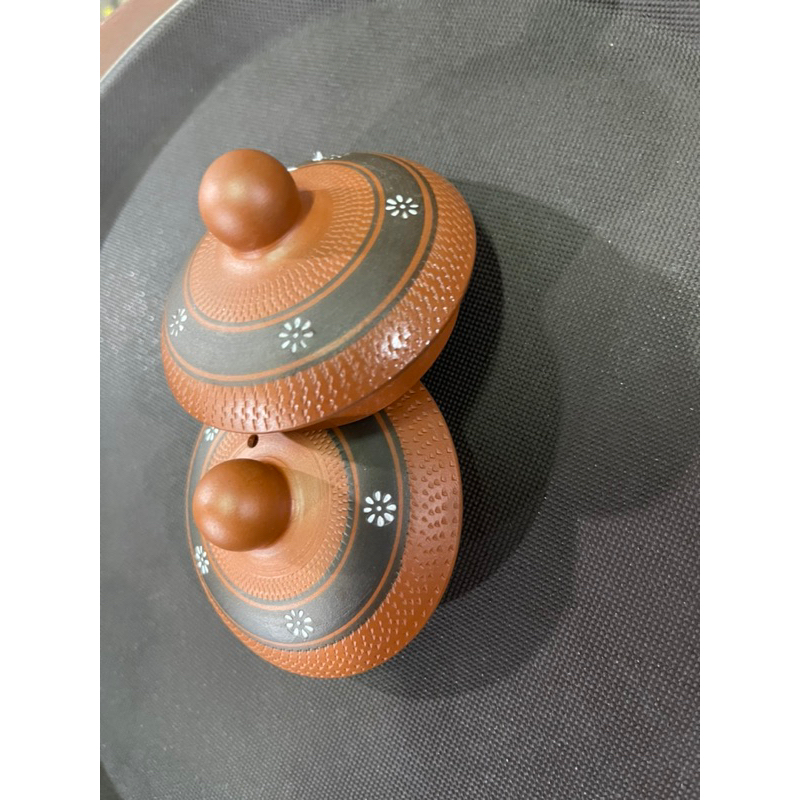 Nắp ấm đất  màu  nâu  hình  hoa  ban  hai  size to và  nhỏấm