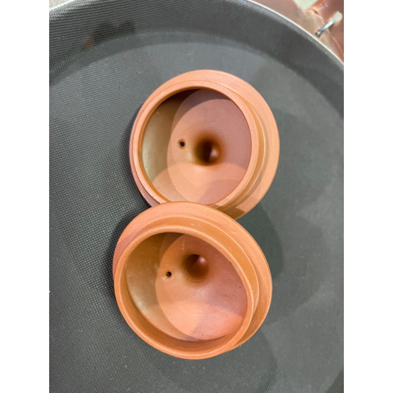 Nắp ấm đất  màu  nâu  hình  hoa  ban  hai  size to và  nhỏấm