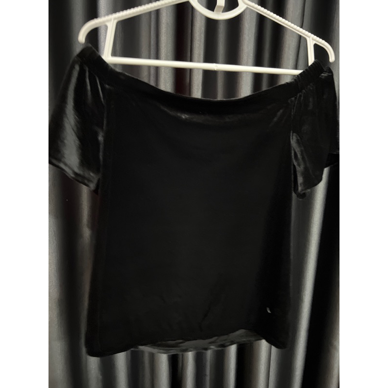 ÁO TRỄ VAI NHUNG ĐEN SZ M