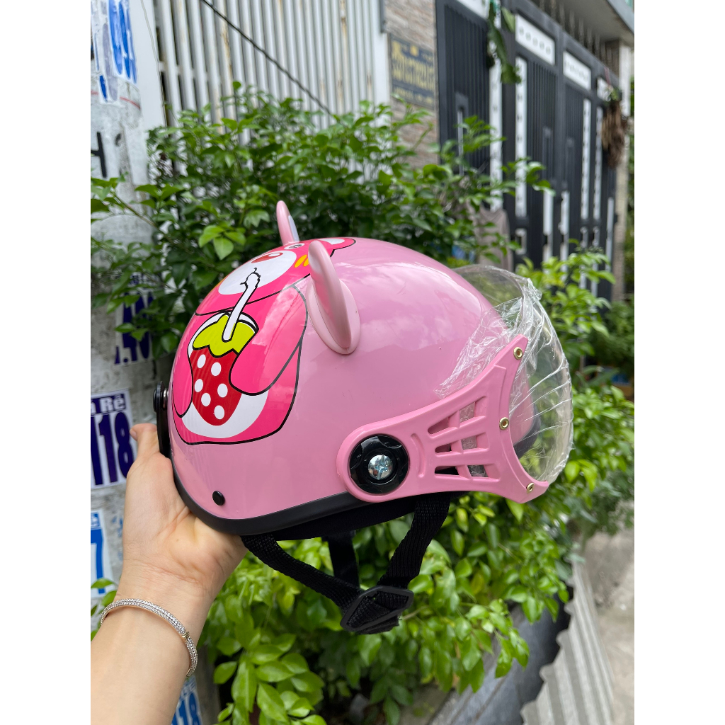 Nón bảo hiểm gấu dâu  kính càng  che bụi cho e bé từ 2t đến 7t kèm tai gấu