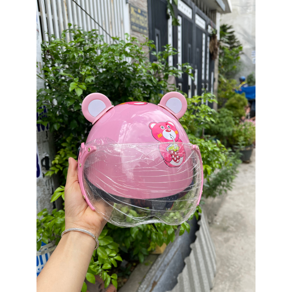 Nón bảo hiểm gấu dâu  kính càng  che bụi cho e bé từ 2t đến 7t kèm tai gấu