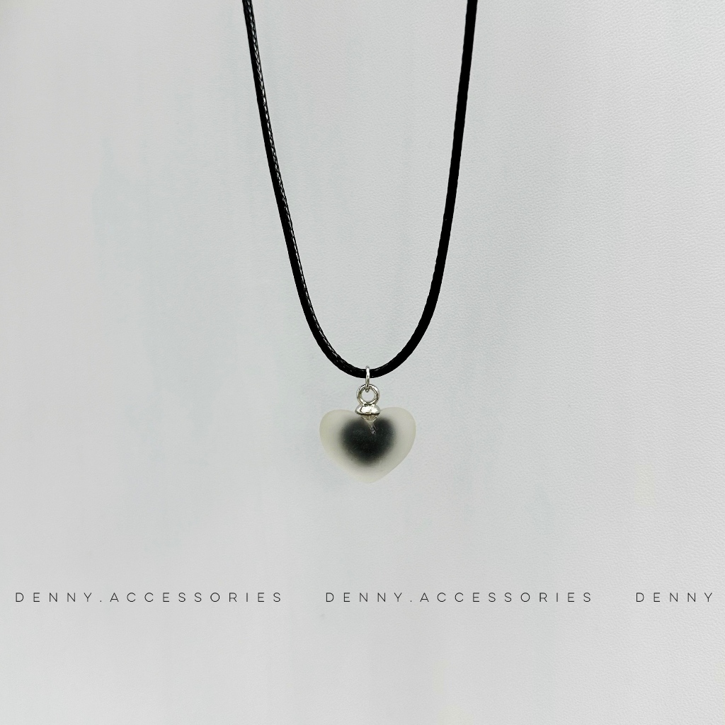 Vòng cô charm trái tim phủ mờ