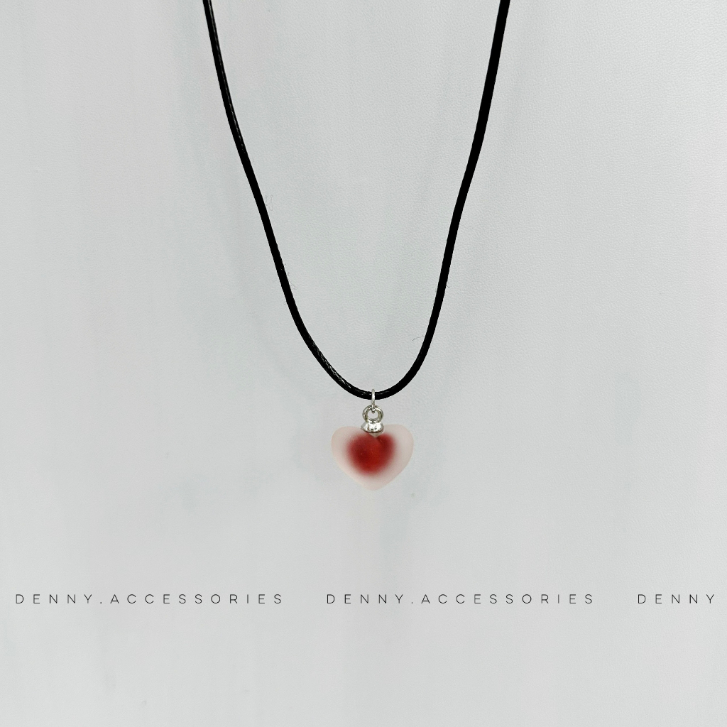 Vòng cô charm trái tim phủ mờ