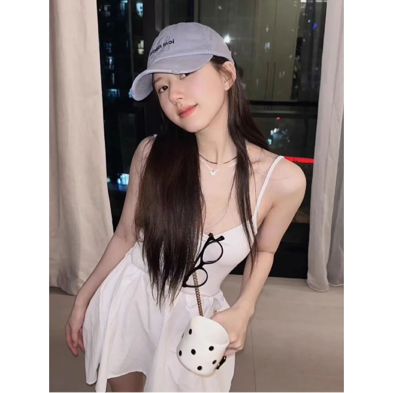 Váy hai dây trắng Triệu Lộ Tư khoét lưng sâu váy ngắn xoè rộng baydoll dễ thương sexy