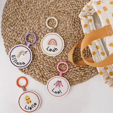 Nametag Tròn Thêu Tên Theo Yêu Cầu, Tag Treo Cặp Cho Bé