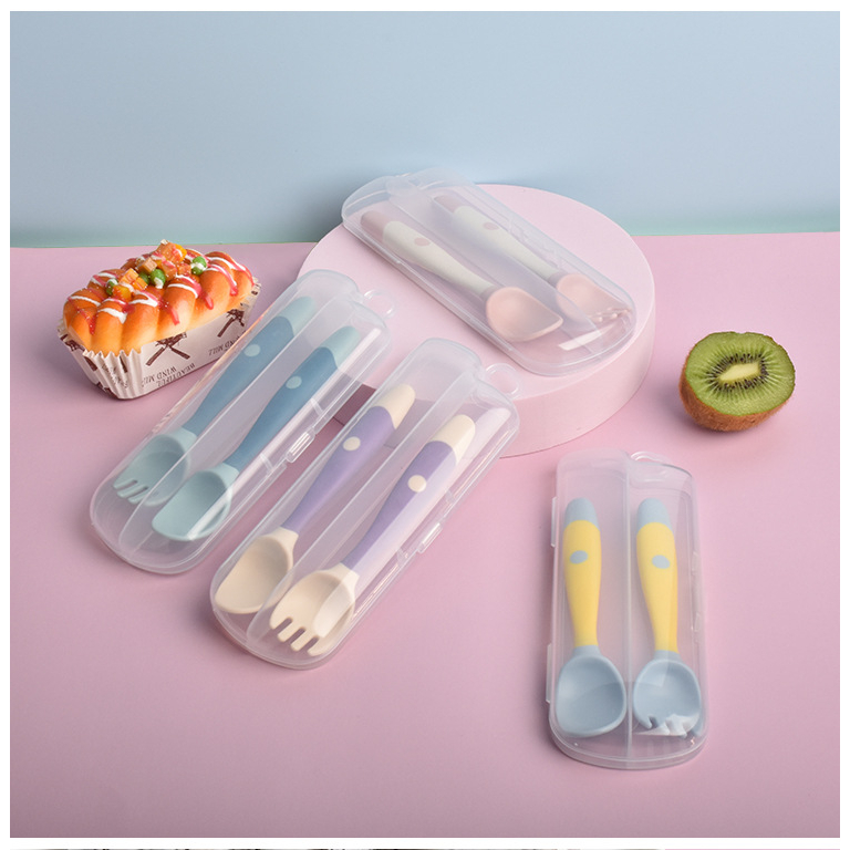 Tushie Treats bộ 3 món nhỏ tập ăn đũa Thìa dĩa tập xúc cho bé tay cầm có thể uốn cong Yếm silicon hình siêu kute