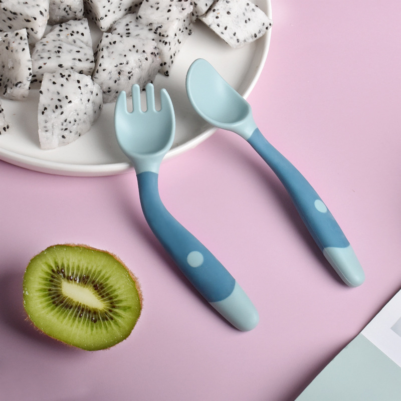 Tushie Treats bộ 3 món nhỏ tập ăn đũa Thìa dĩa tập xúc cho bé tay cầm có thể uốn cong Yếm silicon hình siêu kute