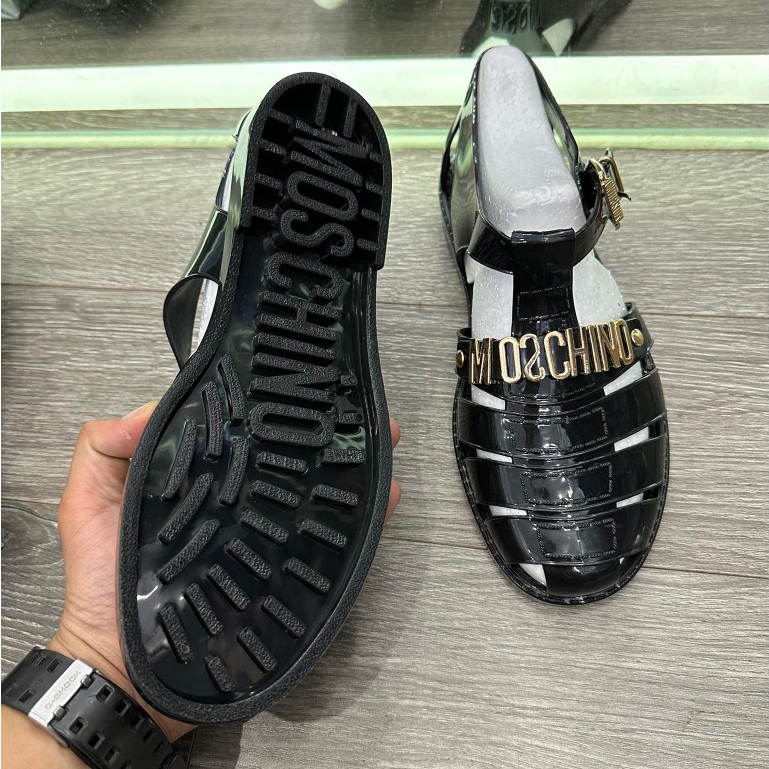 Dép xăng đan nam - Dep rọ Moschino đen nam khoá và logo kim loại Mẫu mới 2023