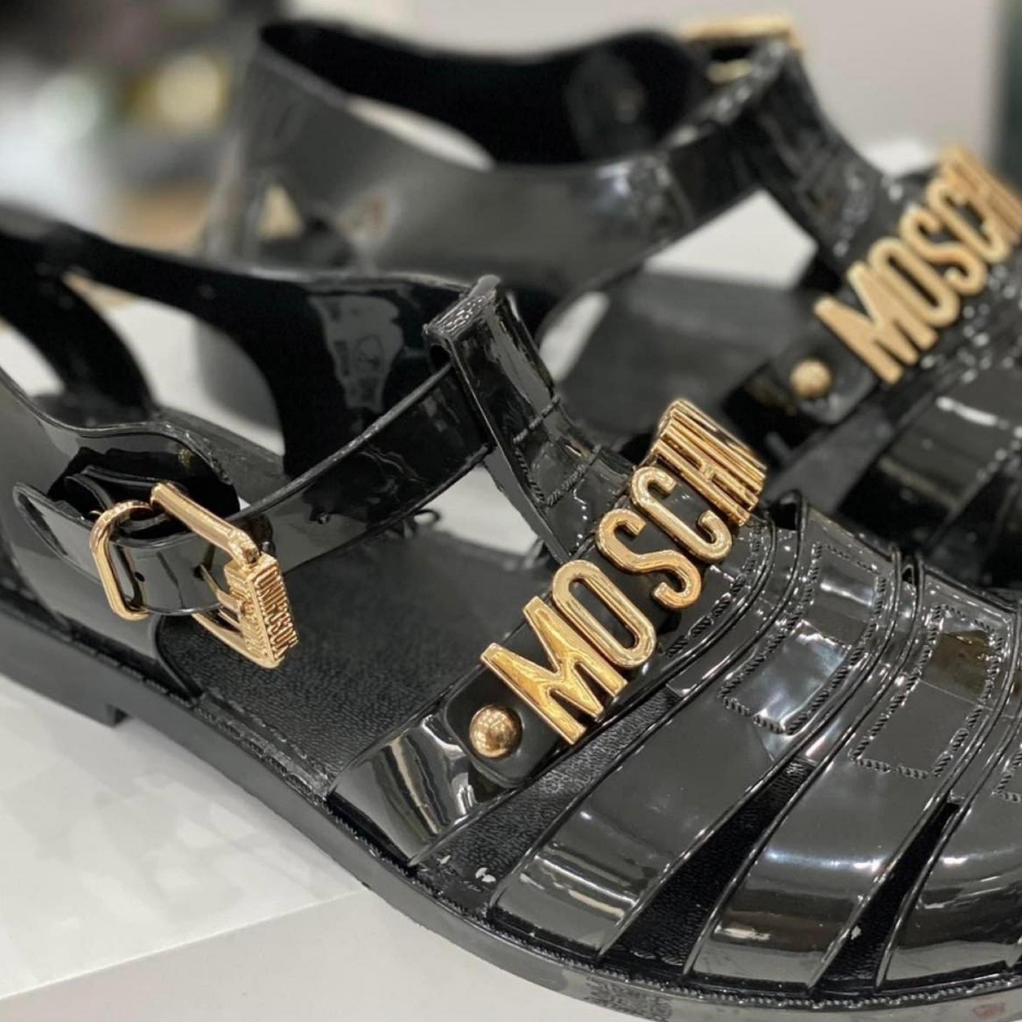 Dép xăng đan nam - Dep rọ Moschino đen nam khoá và logo kim loại Mẫu mới 2023