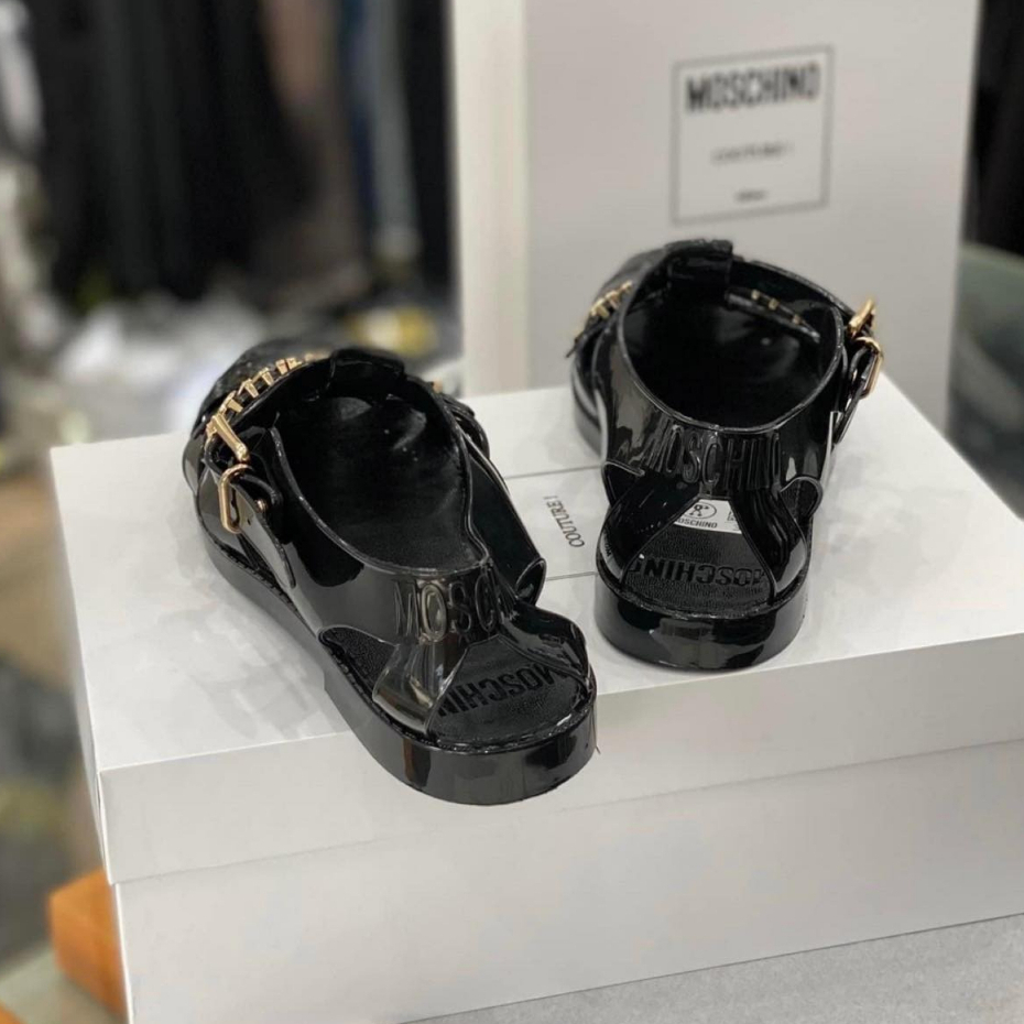 Dép xăng đan nam - Dep rọ Moschino đen nam khoá và logo kim loại Mẫu mới 2023