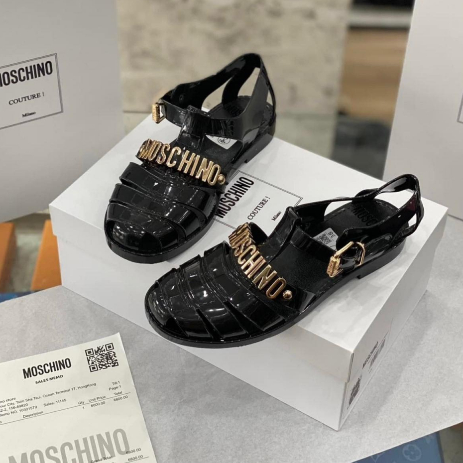 Dép xăng đan nam - Dep rọ Moschino đen nam khoá và logo kim loại Mẫu mới 2023