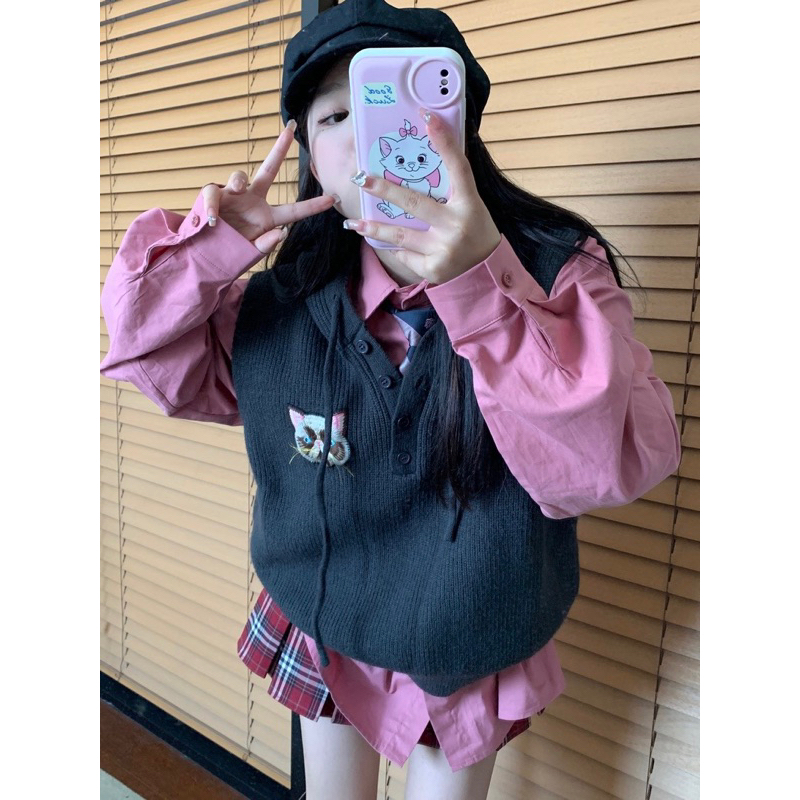 Áo gile len mũ thêu hình mèo dáng thụng kèm somi hồng oversize dầy dặn ấm thời trang trẻ trung hàn quốc