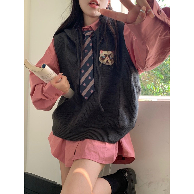 Áo gile len mũ thêu hình mèo dáng thụng kèm somi hồng oversize dầy dặn ấm thời trang trẻ trung hàn quốc