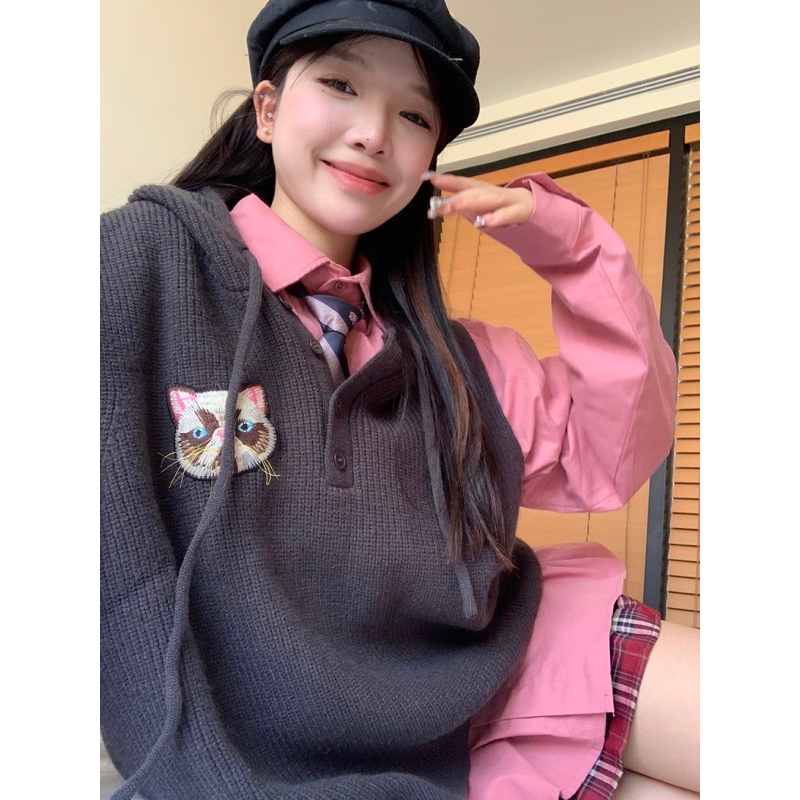 Áo gile len mũ thêu hình mèo dáng thụng kèm somi hồng oversize dầy dặn ấm thời trang trẻ trung hàn quốc