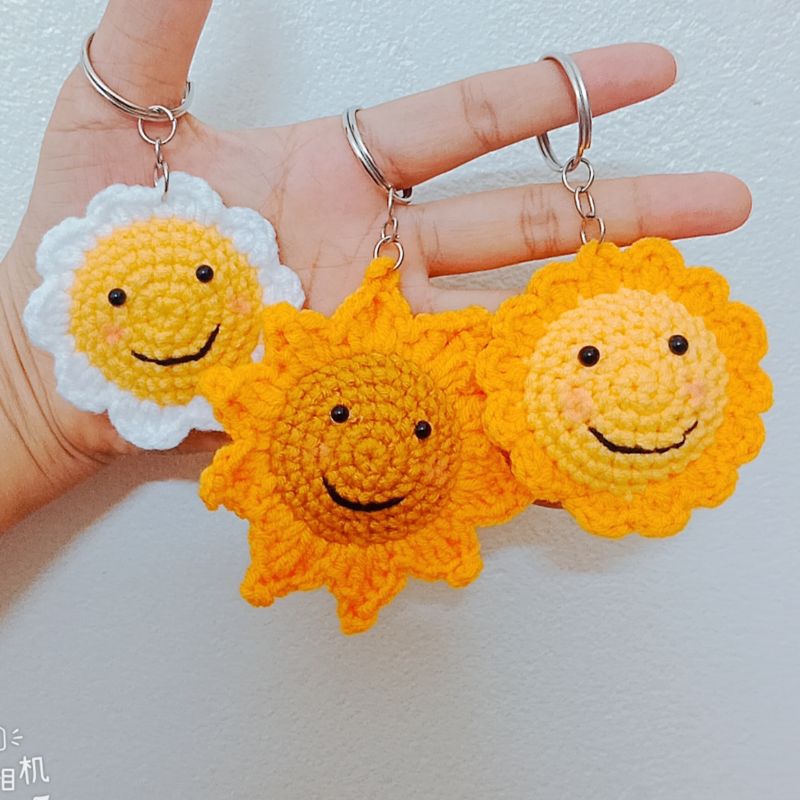 Móc khóa hoa mặt trời bằng len
