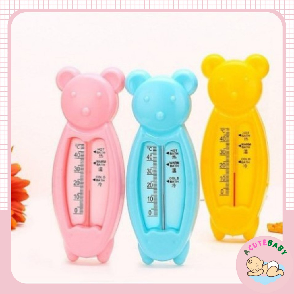 Đo nhiệt độ nước tắm cho bé