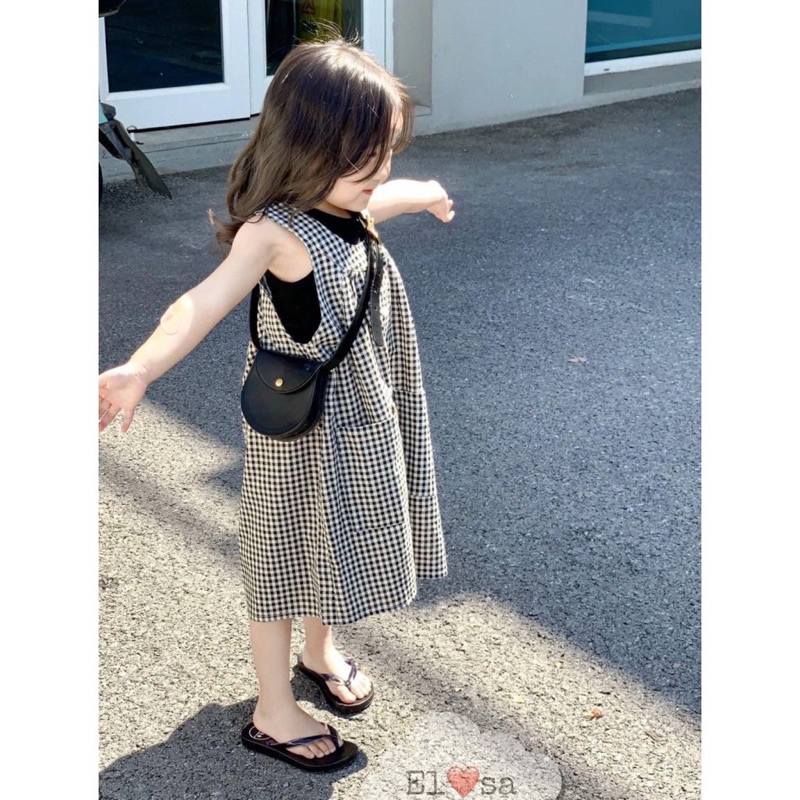 Váy kẻ caro đen sát nách kèm áo trông cho bé gái