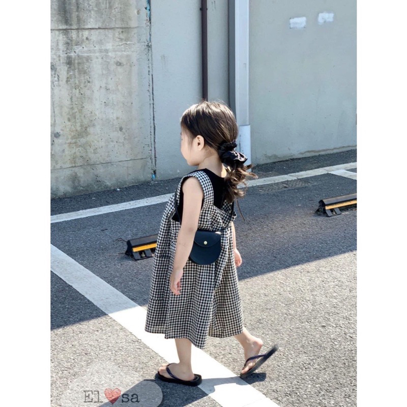 Váy kẻ caro đen sát nách kèm áo trông cho bé gái