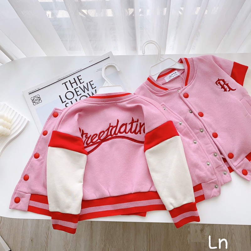 Áo nỉ bomber thêu chữ màu hồng mix tay trắng cho bé gái