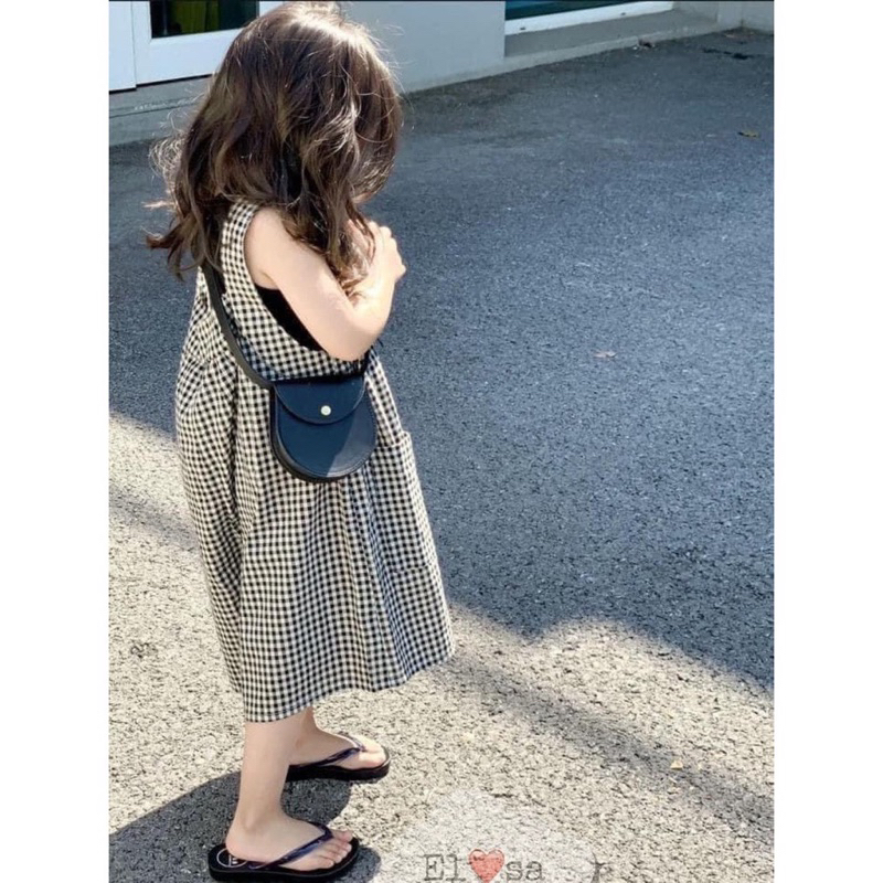 Váy kẻ caro đen sát nách kèm áo trông cho bé gái