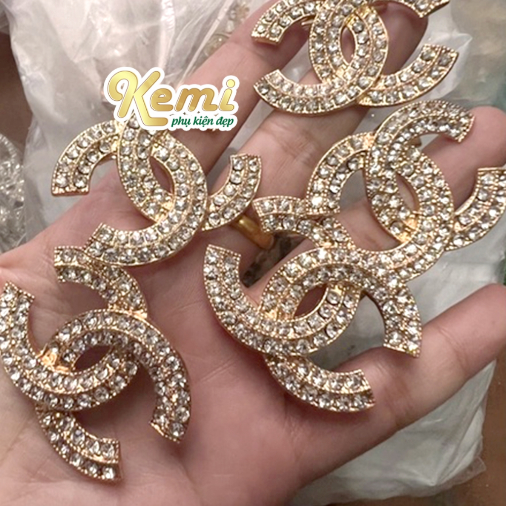 Nơ đá cài áo váy đầm hình chữ, ghim cài áo hình logo đính đá sáng xinh xắn dễ thương