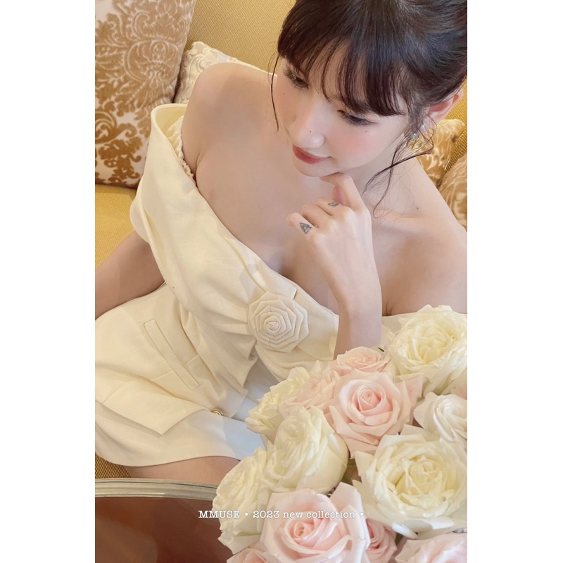 Set trễ vai hoa cài