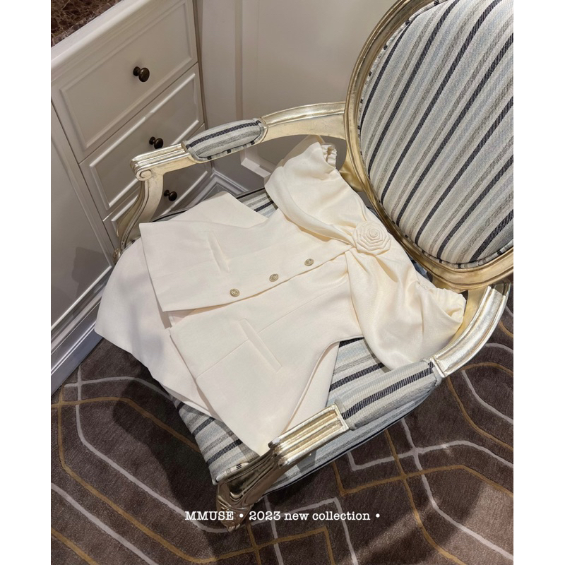 Set trễ vai hoa cài