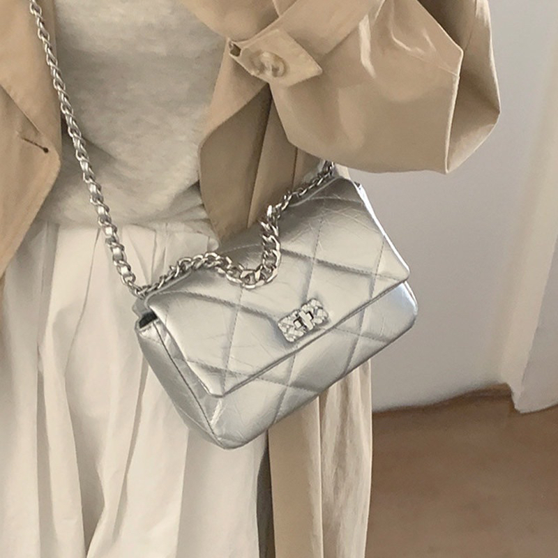 Túi Xách Nữ Đeo Chéo Khoá Xoay Da Mềm Chần Trám.