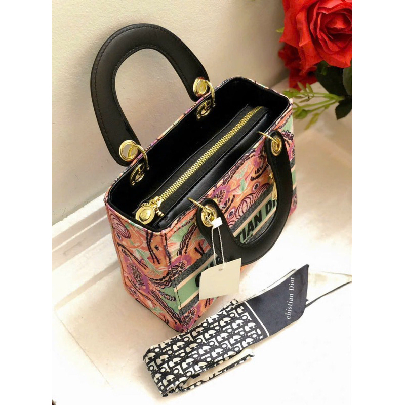 Túi dio r thêu hoạ tiết kèm khăn fullbox đẹp sz 20