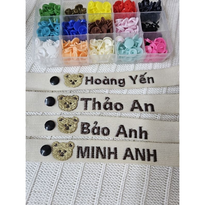 Thẻ tên thêu theo yêu cầu, treo lên đồ dùng, túi đựng chăn gối đi học