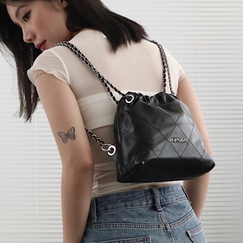 25 STUDIO Túi xách ba lô rút đeo vai mini phối dây xích kim loại Mini Hobo Bag