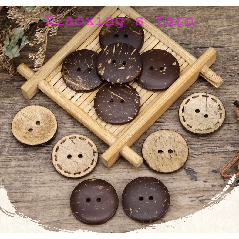 Cúc áo vỏ dừa hoạ tiết lỗ 15mm dùng trong thủ công handmade ( SL: 10 cái ) | Xiaoxing's Yarn