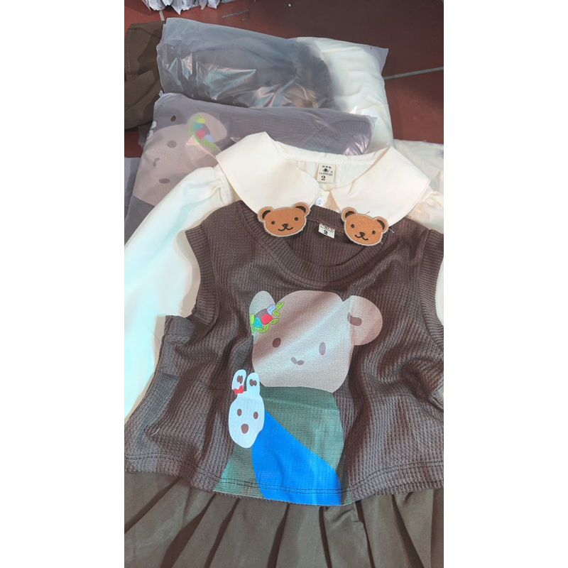 Set 3 chi tiết nâu: Áo ghile tổ ong + áo sơmi + chân váy