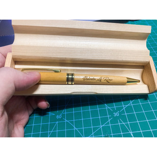 Viết gỗ khắc tên